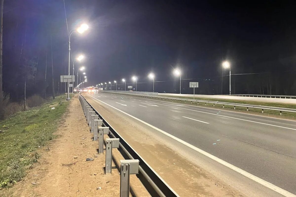 Освещение автомобильных дорог общего пользования. Освещение автомагистрали. освещение на дороге. российские дороги. cnjk,s e ljhju.