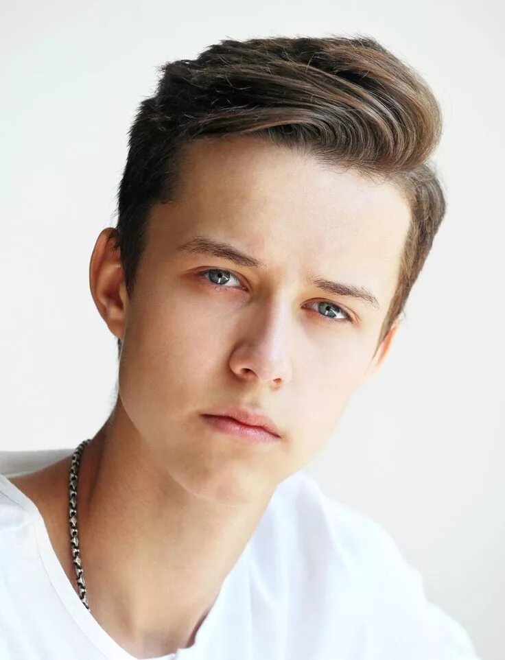 Bild könnte enthalten: 1 Person Kids hair cuts, Teen boy haircuts, Teen haircuts