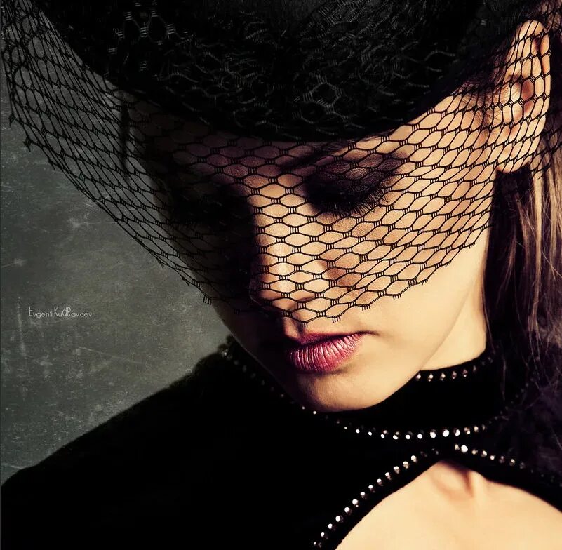 Дама с вуалью. Красивые женщины в шляпках с вуалью. Девушка в шляпе с вуалью. Шляпка боннет 19 века с вуалью. Девушка в шляпе с вуалью.