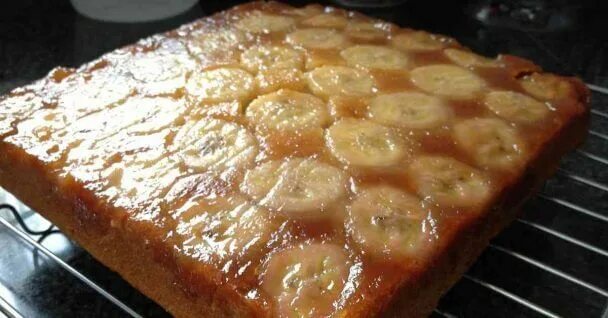 Upside-down banana and hazelnut cake Recipe Hazelnut cake, Cake recipes, Cake to
