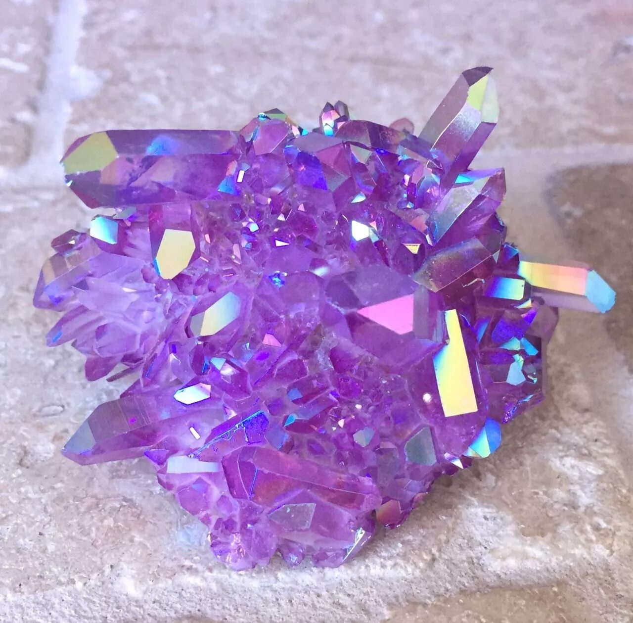 Crystal made. Фиолетовый кварц камень. Фиолетовый кварц Кристалл. Перпл Кристалл. Пурпур Аура кварц.