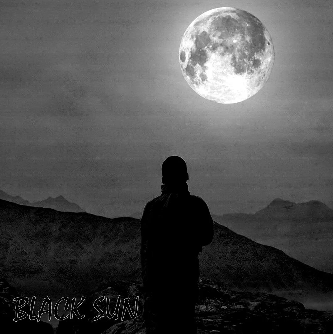 Черное солнце 2023 отзывы. Человек под луной. Луна одиночество. Ночь Луна одиночество. Парень и Луна.