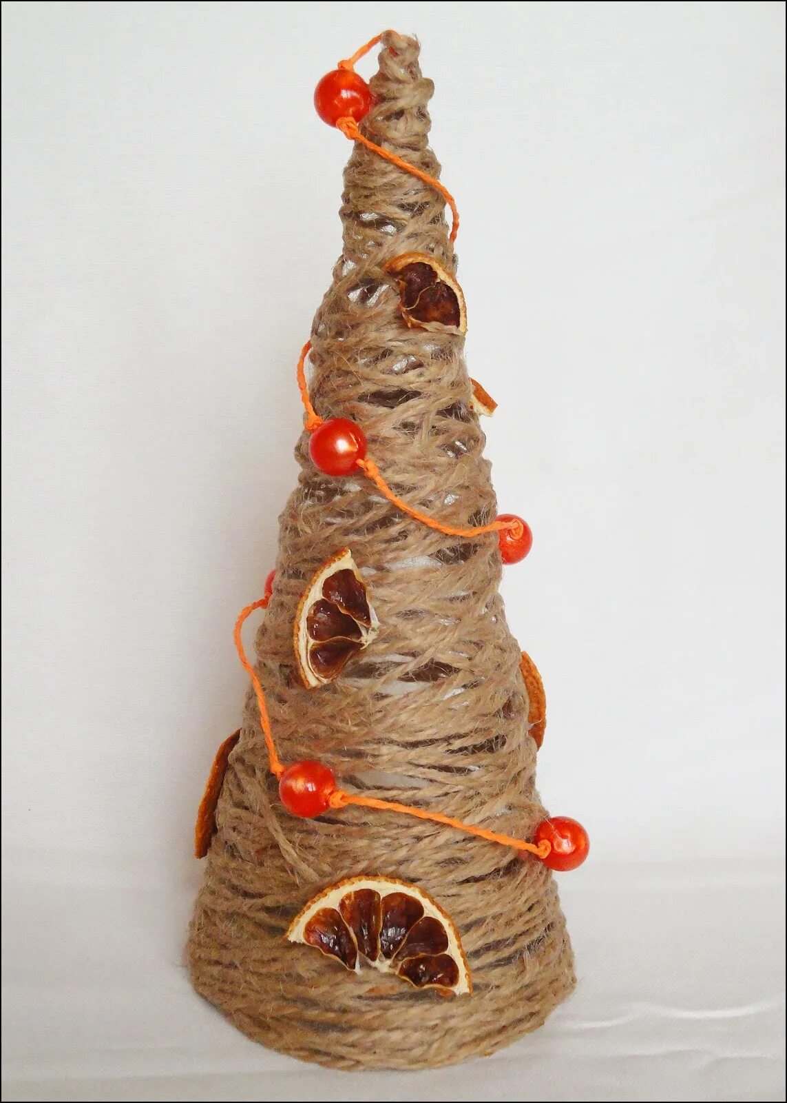 поделки из бечевки на новый год. новогодние елочки из шпагата. поделки из бечевки на новый год. елочка из джута. елка из шпагата.