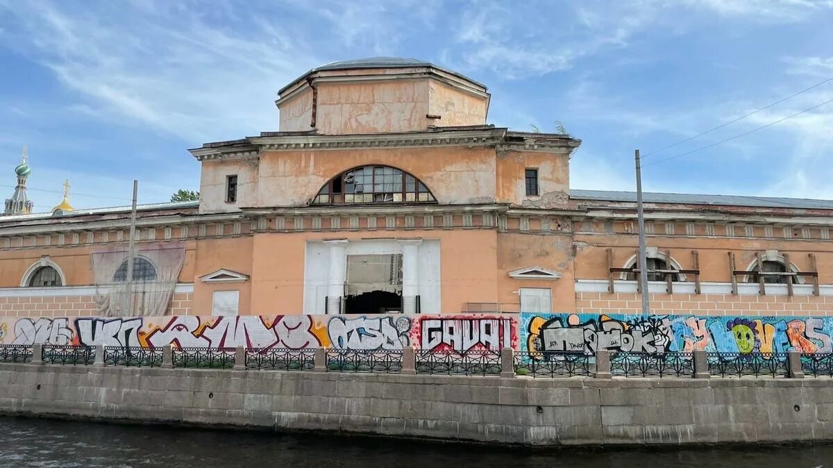 Императорские конюшни в санкт-петербурге на конюшенной. Императорские конюшни в санкт-петербурге. Конюшенный двор на набережной мойки. Конюшенный двор петербург. Конюшенный двор петербург.