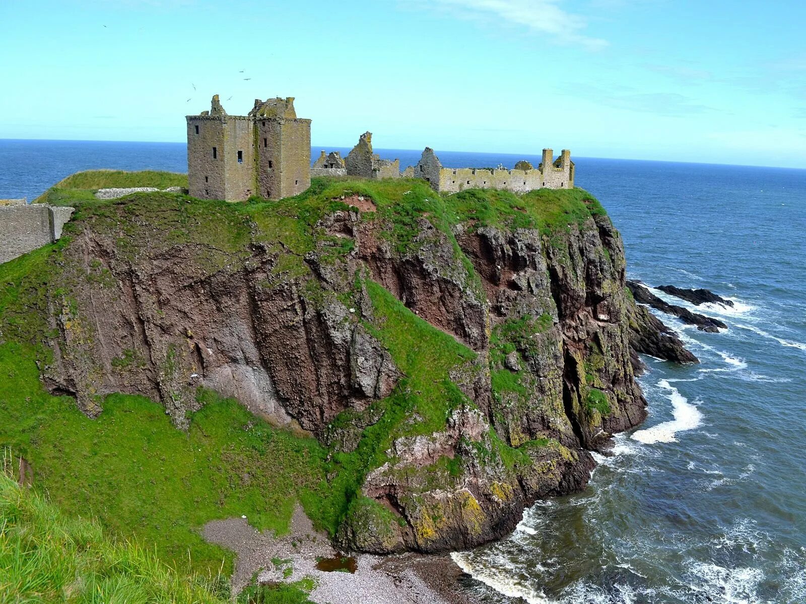Неприступная крепость это. Замок Данноттар Шотландия. Замок Данноттар, Шотландия, Великобритания. Страткрой Шотландия. Кирримьюр Шотландия.