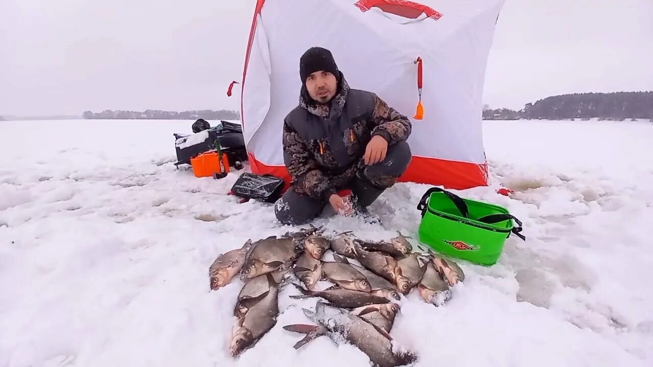 Клев можайск. Зимняя рыбалка на Можайке 2022. Коромысло для рыбалки на леща зимой. Можайское водохранилище рыбалка. Рыбак отменный зимний.