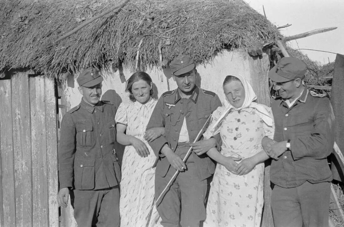 Нацистский оккупационный режим и его пособники. Асмус Реммер деревня. 1942. Белгородская деревня на снимках Франца Грассера. Немцы на оккупированных территориях.