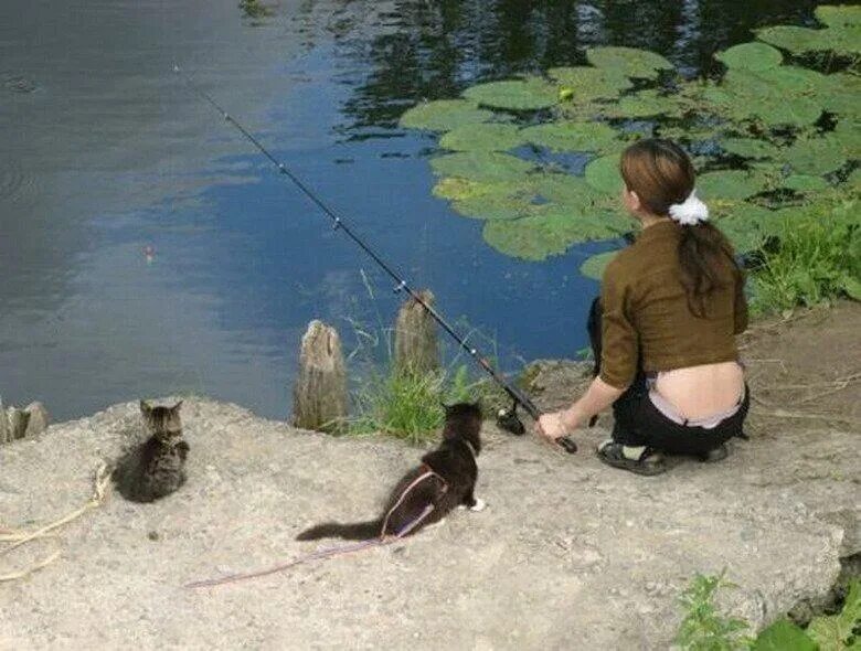 Поймал тетку. Приколы на рыбалке. Женщины на рыбалке. Про рыбалку прикольные. Приколы на тему рыбалка.