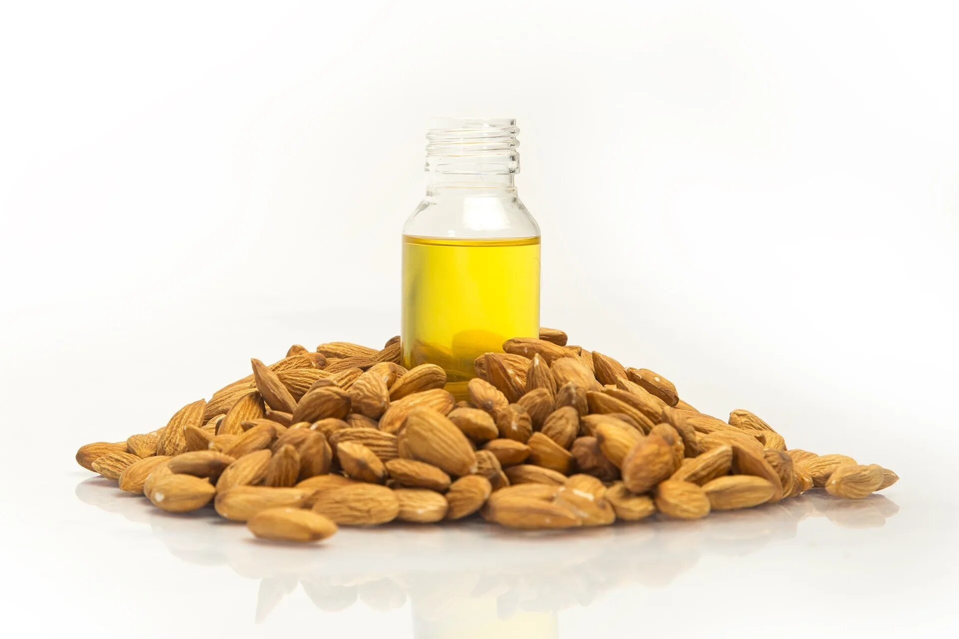 Миндальное масло свойства. Sweet Almond Oil. Миндальное масло. Миндальное масло полезные. Миндальное масло слабительное.