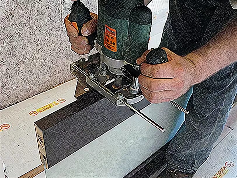 как сделать фрез своими руками. шипорезка для фрезера своими руками чертежи фото. схема монтажа межкомнатных дверей деревянных. выборка паза в брусе фрезером. паз для раздвижной двери снизу.