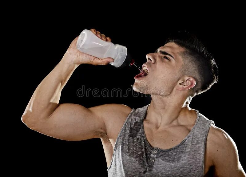 Спортсмен пьет воду. Спортивные напитки. Изотоник powerade ion4. Изотоник powerade. Спортсмен пьет воду.