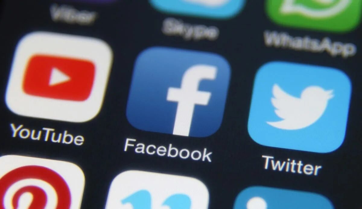 Facebook и twitter. Фейсбук и твиттер. youtube facebook twitter. фейсбук, твиттер и ютуб. инстаграм и твиттер.