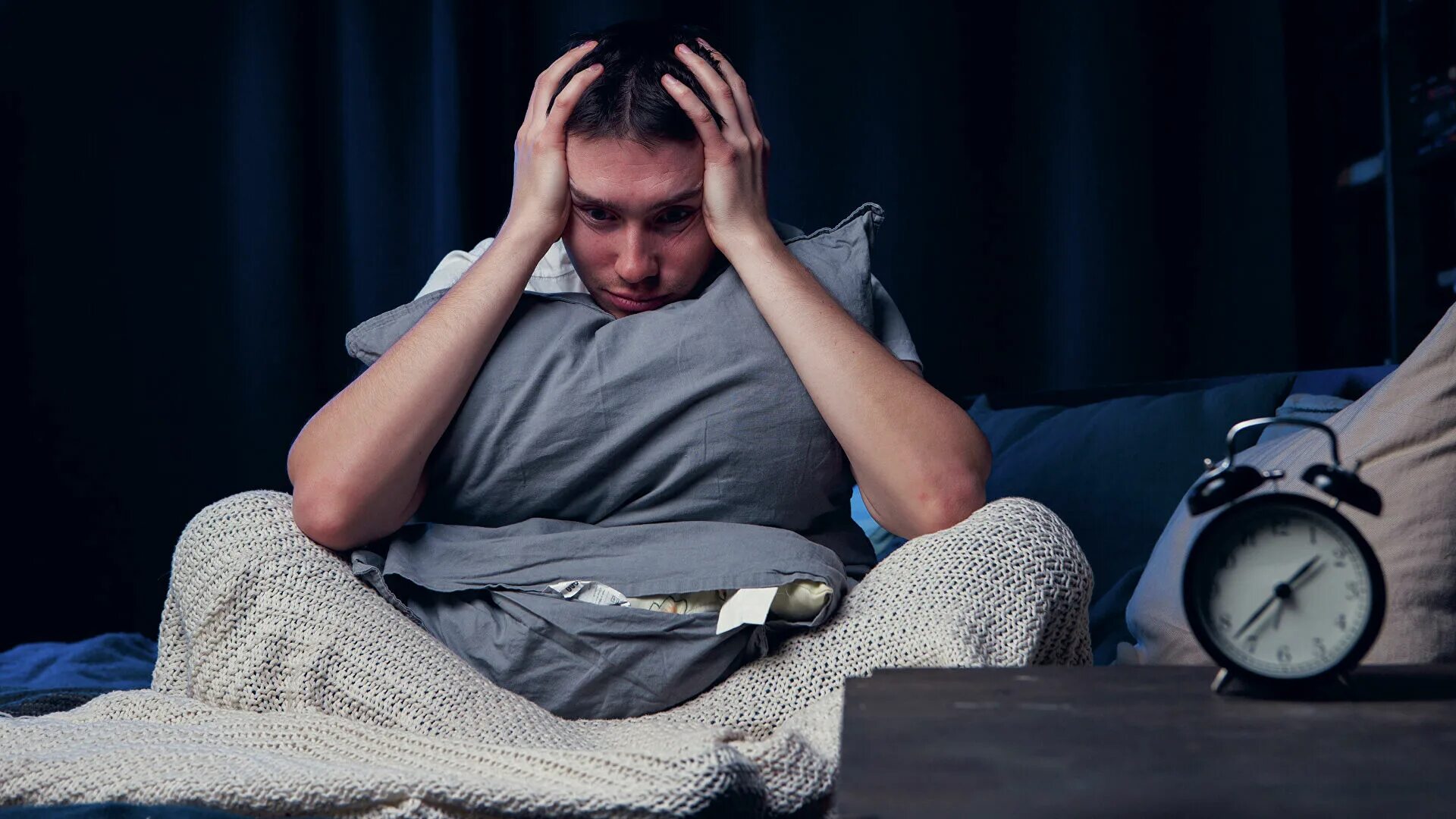 Человек не может уснуть. Как называется плохой сон. Проблемы со сном. Бессонница мужчина. Спящий человек.