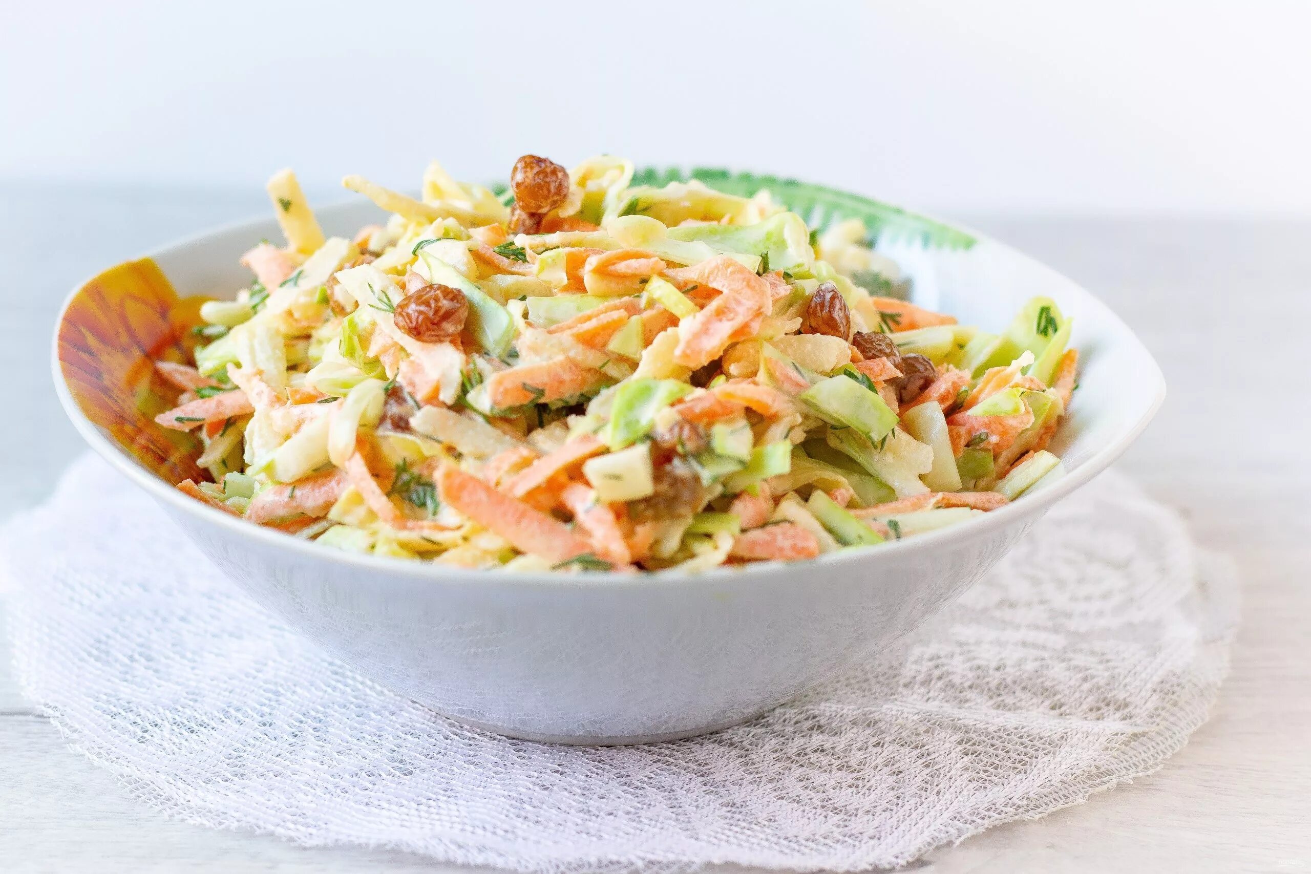 свежая капуста со сметаной. Coleslaw. айсберг салат пекинская капуста. овощной салат со сметаной. салат.