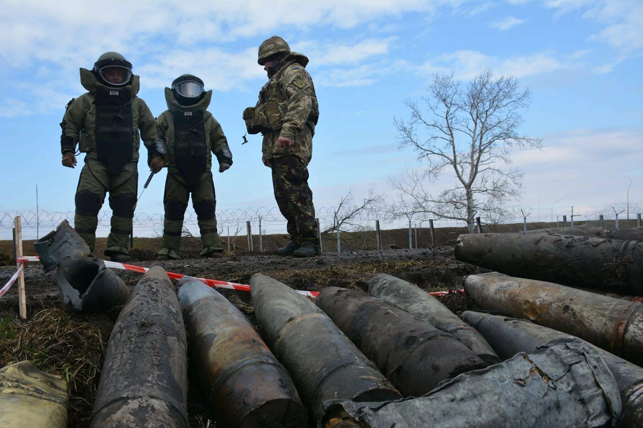 Военные отходы. Утилизация боеприпасов. Утилизация снарядов. Артиллерийский склад боеприпасов. Военные боеприпасы.