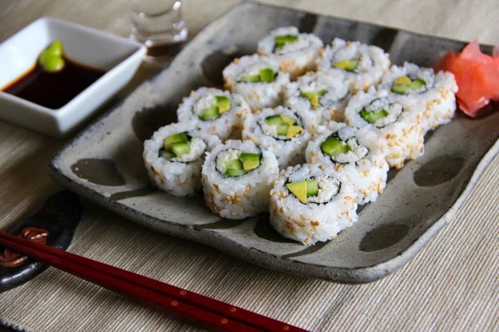 Ролл ролл Калифорния. California Roll ролл. Суши роллы Калифорния. Калифорнийские роллы.