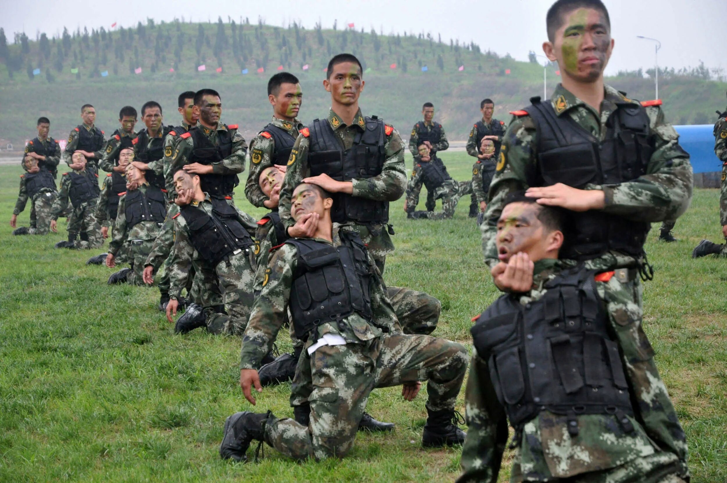 Военные тренинги. Китайские солдаты НОАК. Боец НОАК. Спецназ НОАК. Спецназ НОАК Китая.
