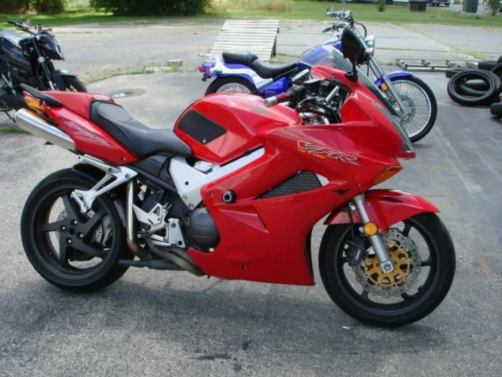 Купить мотоцикл 800. Honda VFR 800 Interceptor. Honda VFR 800 Fi Interceptor. Honda VFR 2004. Honda VFR 800 Interceptor 2004.