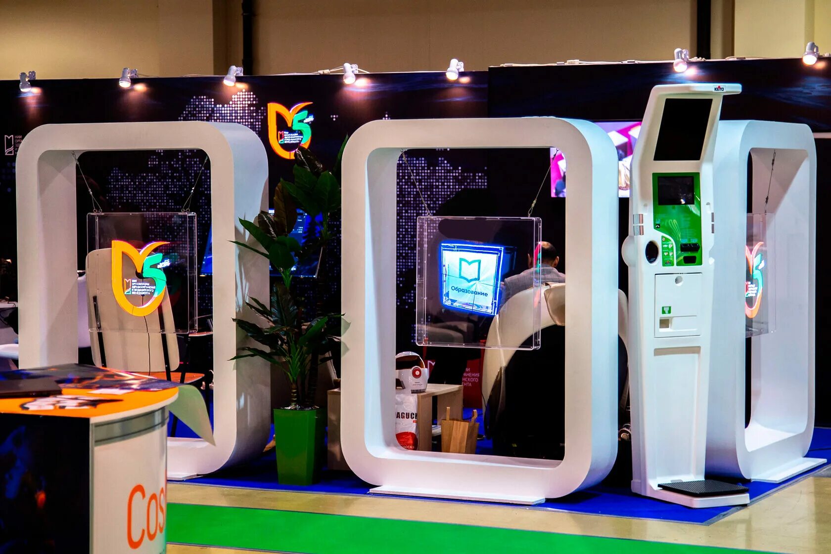 Дизайнер человеческого тела. Пирамида для 3d голограммы. Монитор hp zvr. 3d контент. Голографический монитор.