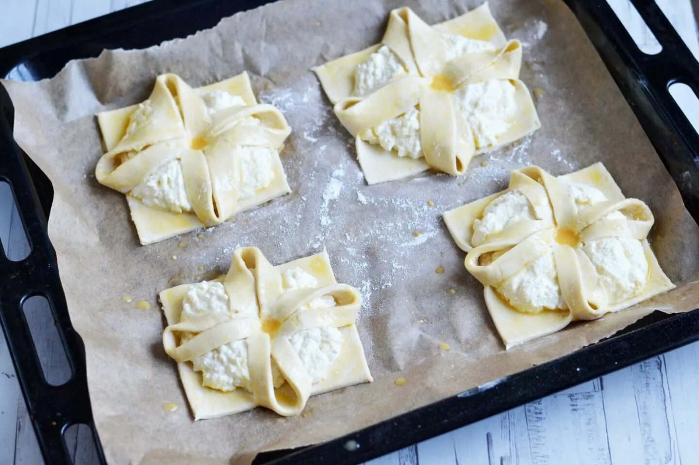 выпечка из слоёного теста с творогом. слойка с творогом. выпечка из слоёного дрожжевого теста с творогом. слоеный творог. слойки с творогом.