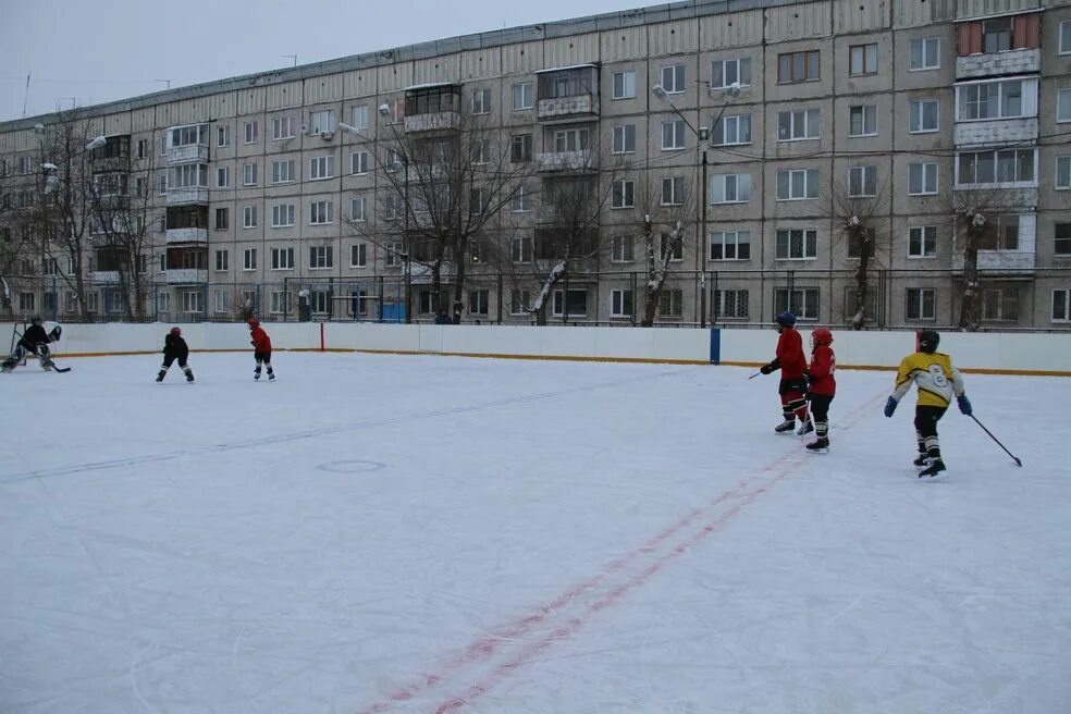 Каток 33. Каток в городе Кемерово. Каток на бульваре Строителей Кемерово. Каток Кемерово 33 школа. Хоккейные катки в Кемерово.