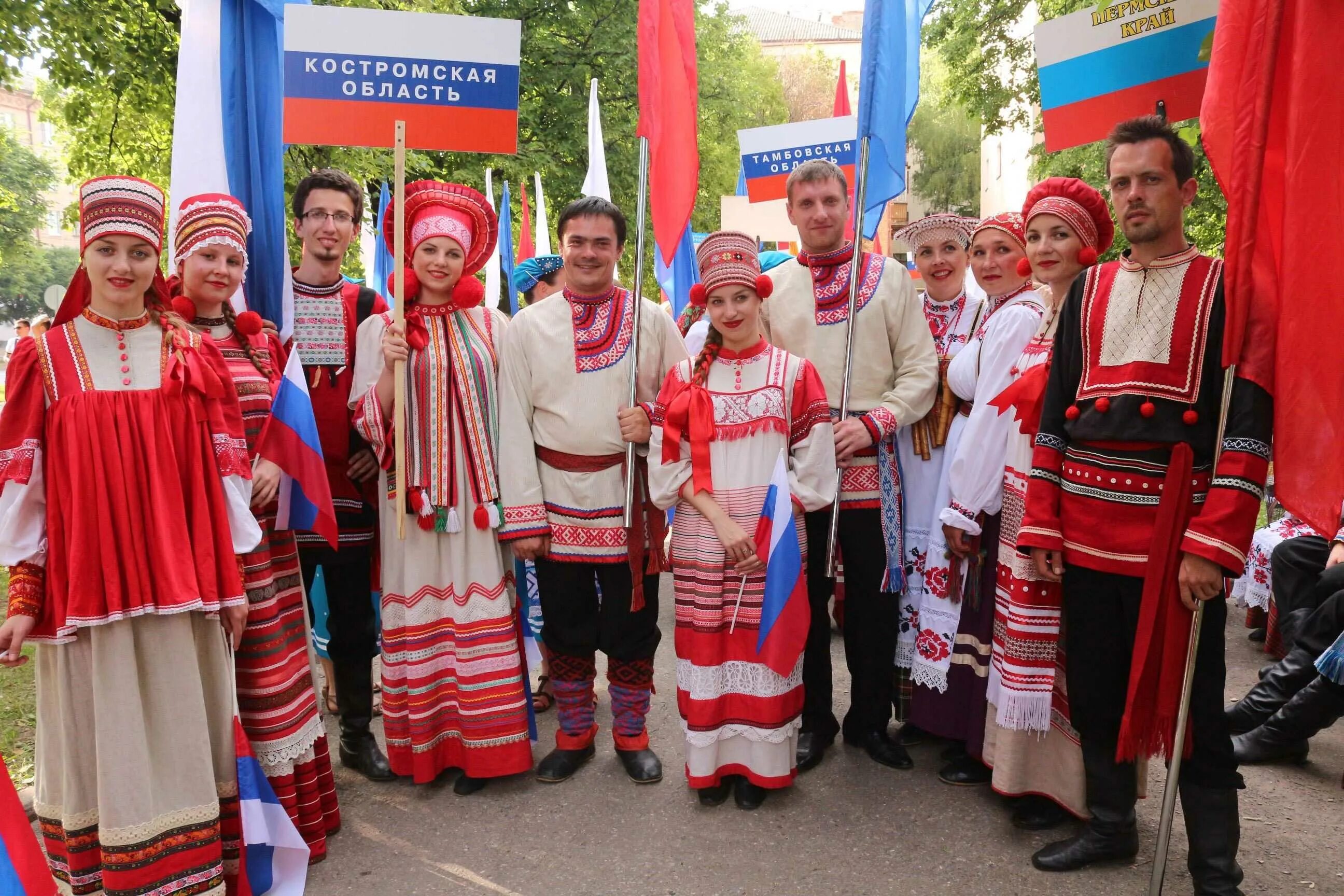 Сколько жителей в нея. Фольклорный ансамбль венец Кострома. Национальный костюм Костромского края. Фестиваль народного костюма. Костромская область люди.