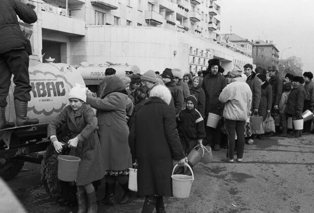 Уфа 1990 год. Очередь за водой. Уфа очередь. Очередь за водой фото. 27.03 1990