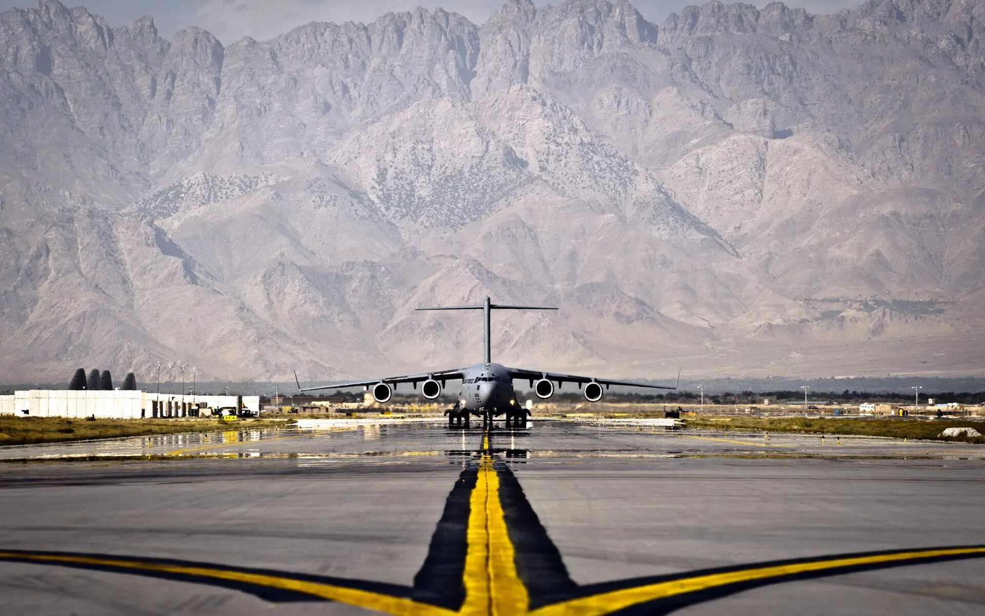 C-17 Globemaster Афганистан. Авиабаза Баграм Афганистан. Аэродром Баграм Афганистан. Афганистан Бамиан аэродром. Аэродром в скале