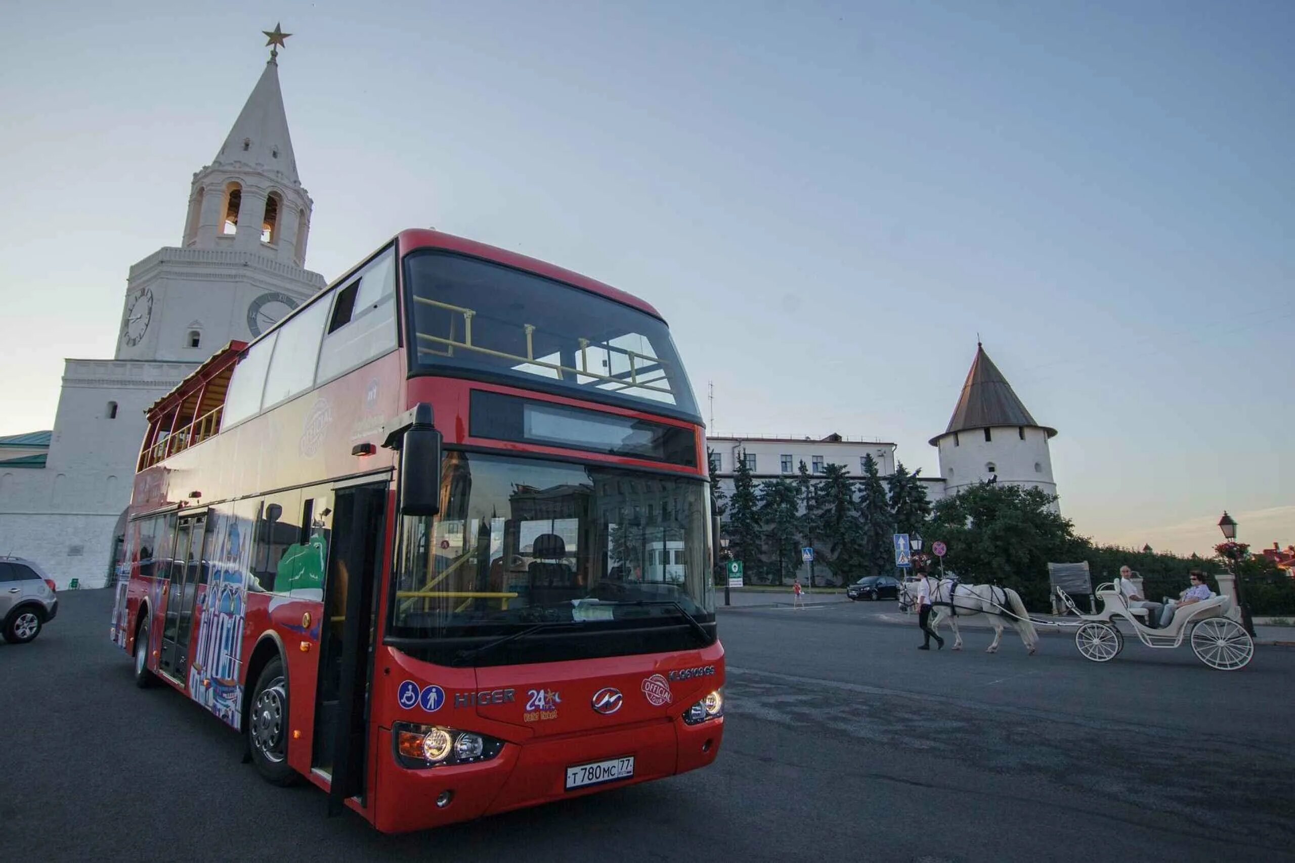 Казань поездки на автобусе. Автобус Сити сайтсиинг Казань. Казань автобус City Sightseeing. Экскурсия City Sightseeing Казань. Hop on Hop off Bus Казань.