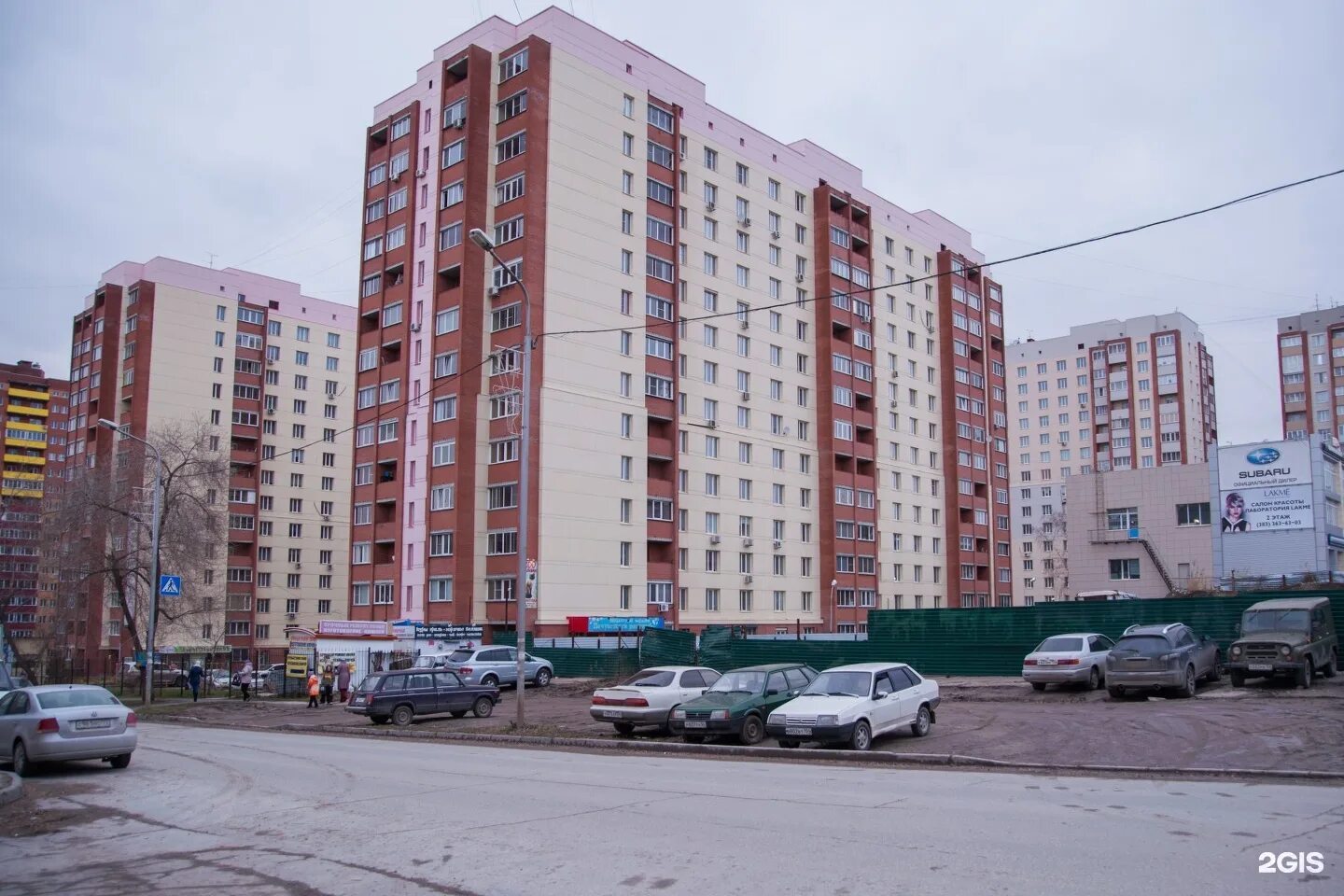 Ул 25 лет октября 14 новосибирск. Новосибирская 25 а. Фасадная 25. Толбухина 35 новосибирск. Тенистая улица в новосибирске.