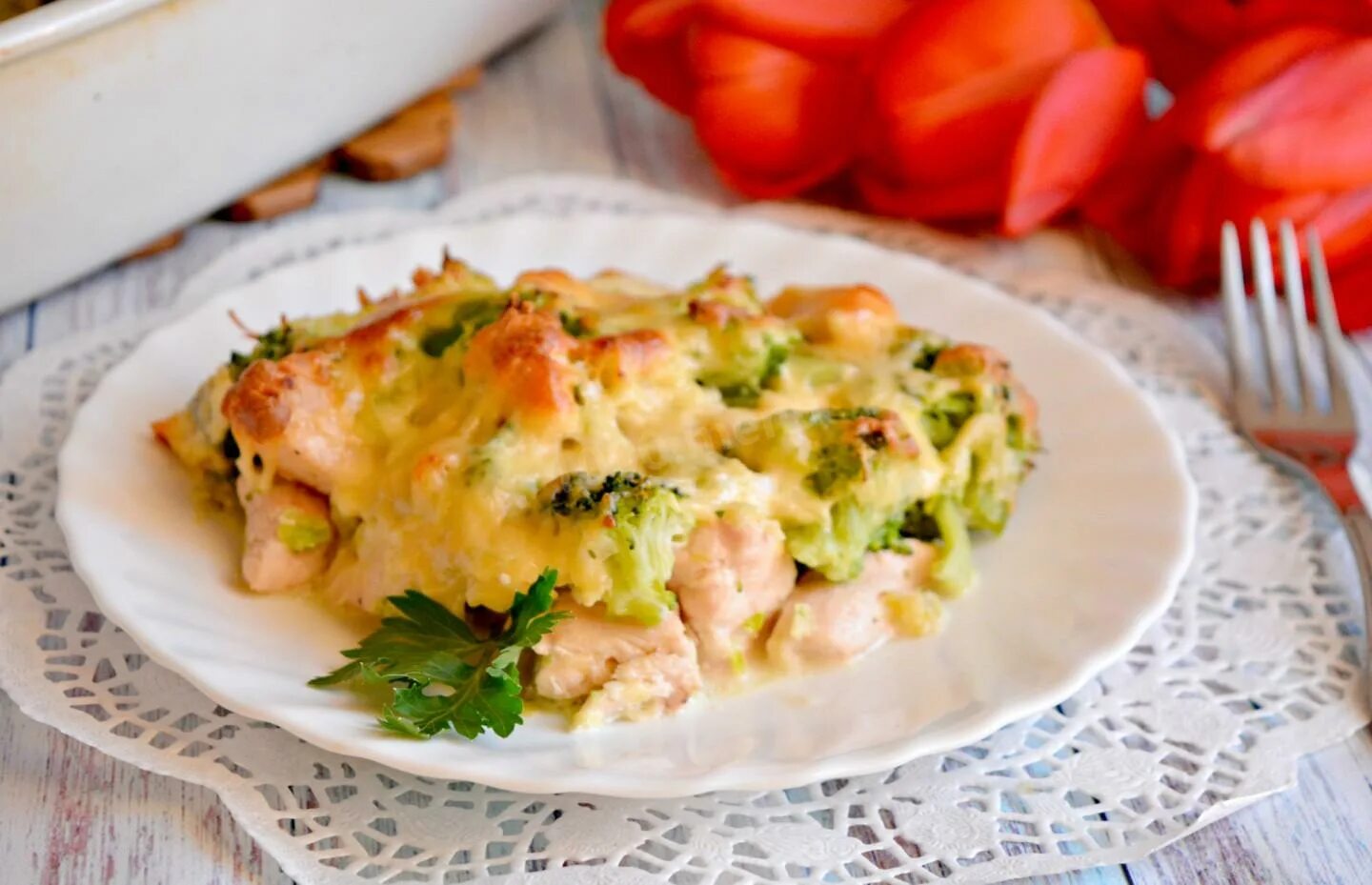 Запеканка из брокколи и курицы. Запеканка из брокколи в духовке с сыром. Куриная грудка с брокколи в духовке. Запеканка из брокколи и курицы в духовке. Запеканка с брокколи курицей и сыром.