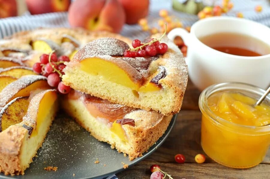 Пирог со свежими персиками