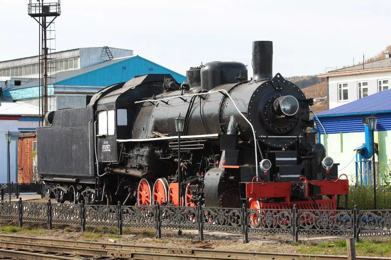 Памятник-паровоз е5052 Усть Кут. Памятник паровозу в Усть-Куте. Паровоз на станции Микунь. Достопримечательности Усть-Кута. Паровоз тында