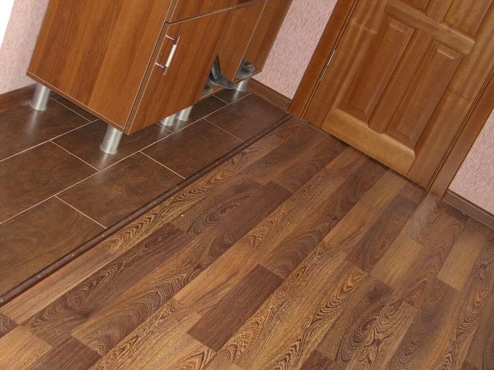 укладка напольных покрытий. самоклеящаяся плитка пвх. правильная укладка ламината. укладка ламината на пол. можно на плитку положить ламинат.