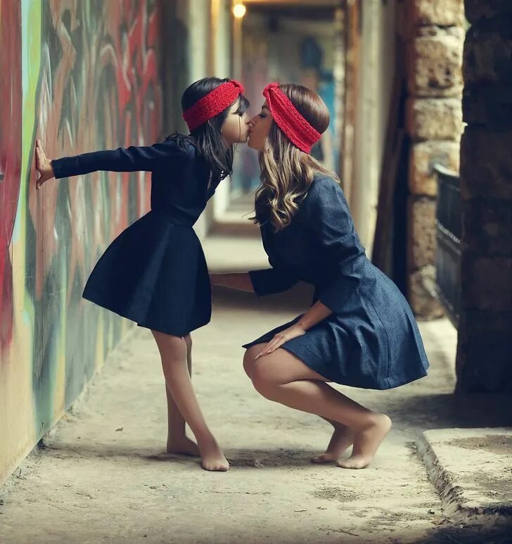 Mother daughter massage. Фотосессия мама и дочка. Стильная фотосессия мама и дочка. Фотосессия мама и дочка в студии. Стильная фотосессия мама и дочка в студии.