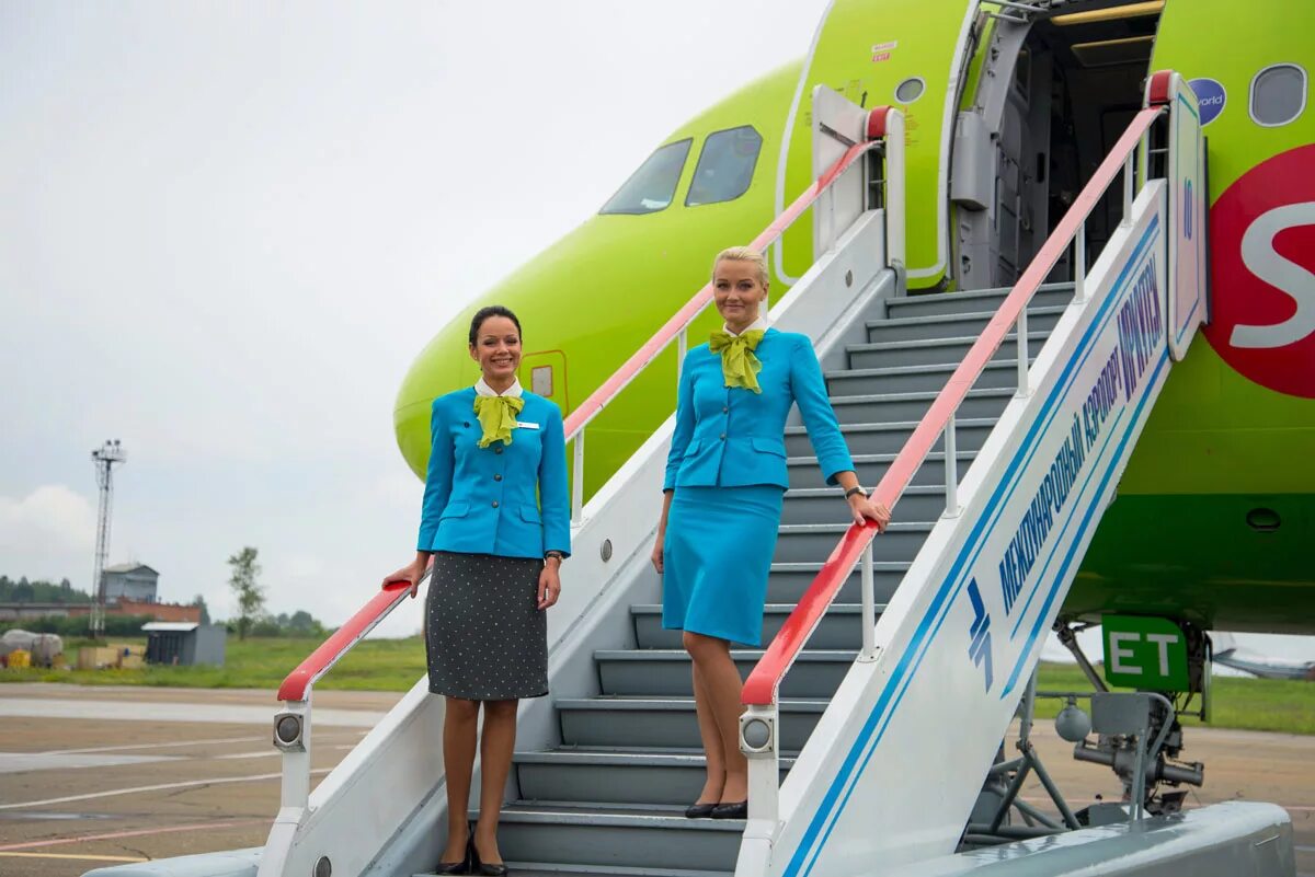 Стюардессы s7 Airlines Новосибирск. Авиакомпания s7 Airlines бортпроводники. Стюардессы s7 Airlines Толмачево. Бортпроводницы s7 Домодедово.