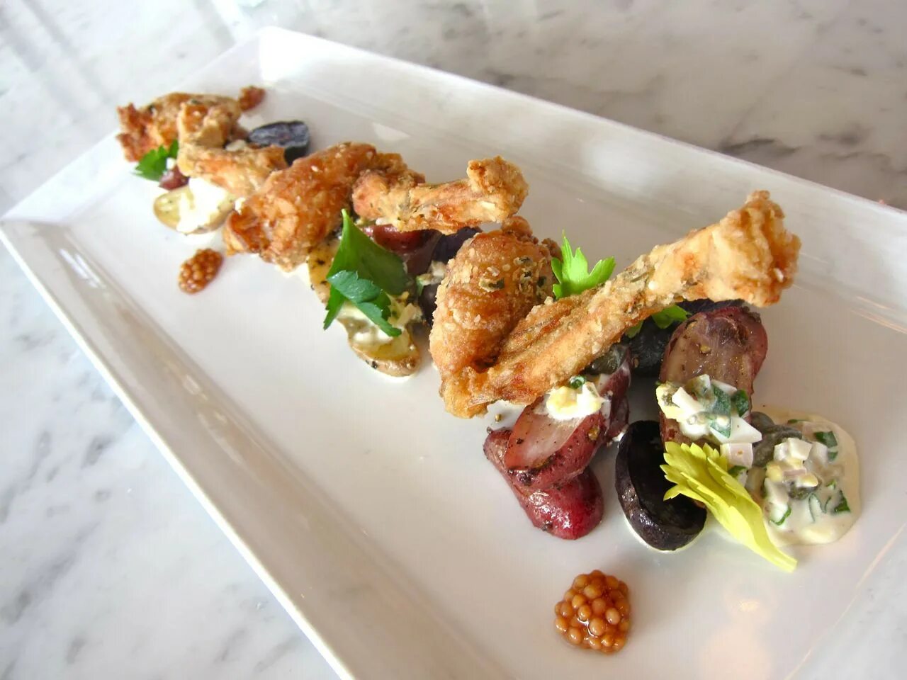 Кухня франции лягушачьи лапки. Французская кухня лягушачьи лапки. Лягушачьи лапки во франции. Французские деликатесы лягушачьи лапки. Лягушачьи лапки во франции.