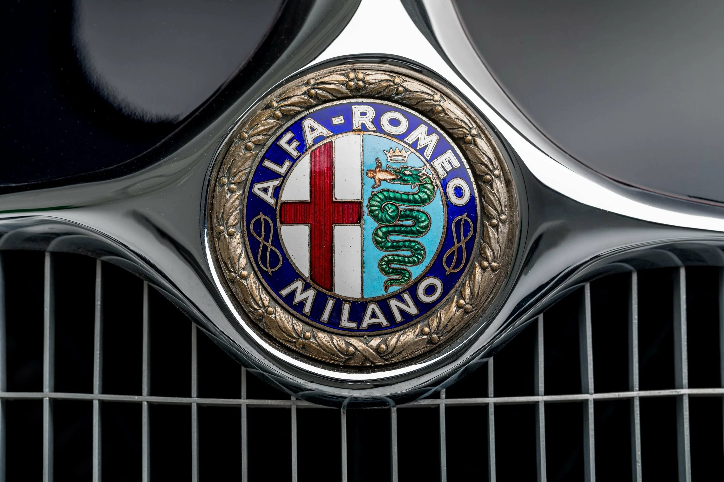 Знак альфа ромео. Марка машины Alfa Romeo. Alfa Romeo logo. Логотип автомобиля Альф Ромео. Значок марки Альфа Ромео.