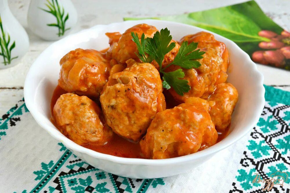 Тефтели рыбные. Тефтели с рисом в томатном соусе. Тефтельки в томатном соусе. Пюре с тефтелями и подливкой. Тефтели в томатном соусе как в садике.