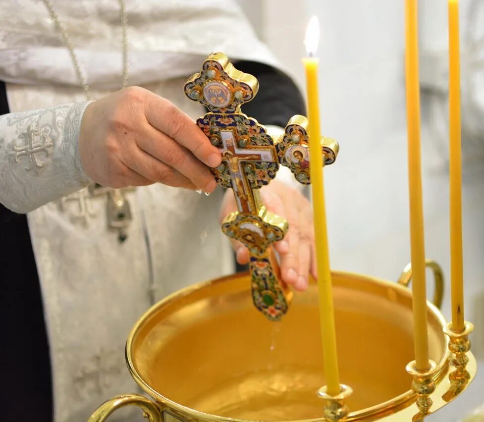 Храм крещения господня в москве. Святая вода в церкви на крещение. Освящение воды в храме. Сретенский монастырь купель для крещения. Святая вода в церкви на крещение.