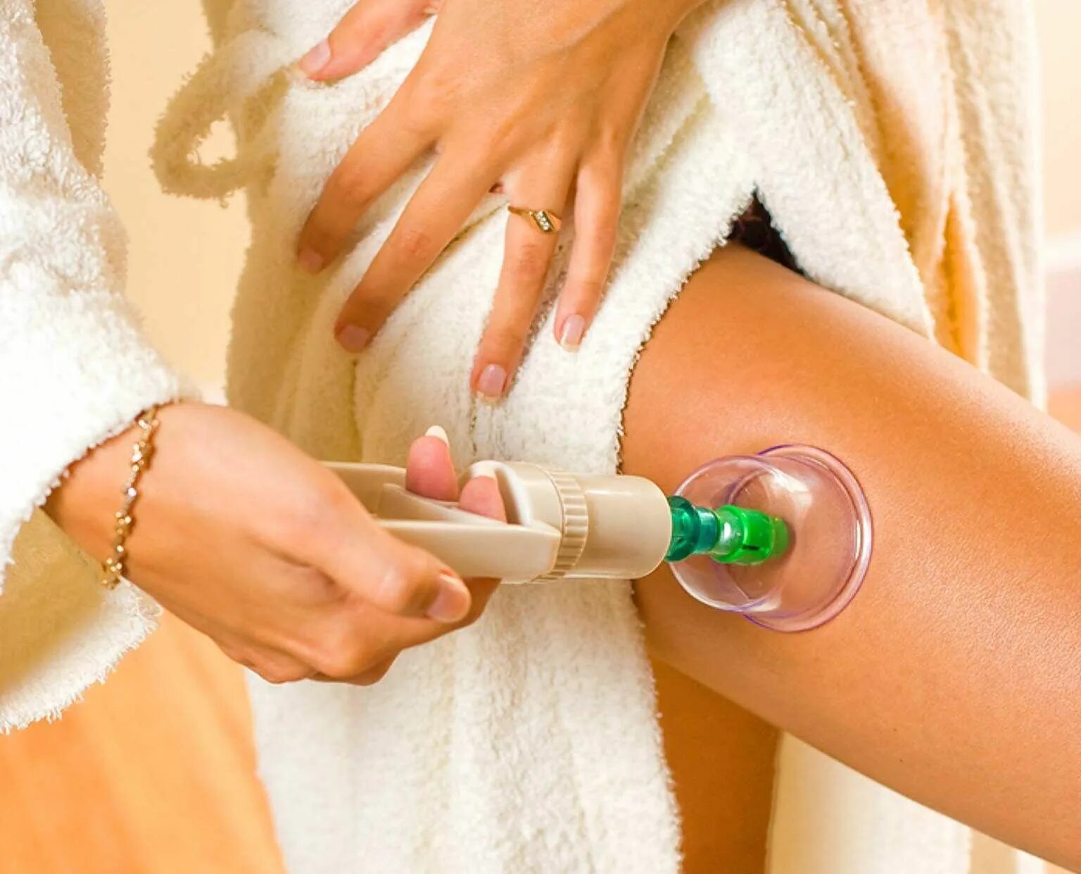 Антицеллюлитный массаж сухой щеткой техника. Можно делать антицеллюлитный массаж. Лимфодренажный массаж живота. Баночный вакуумный массаж от целлюлита. Массаж от целлюлита.