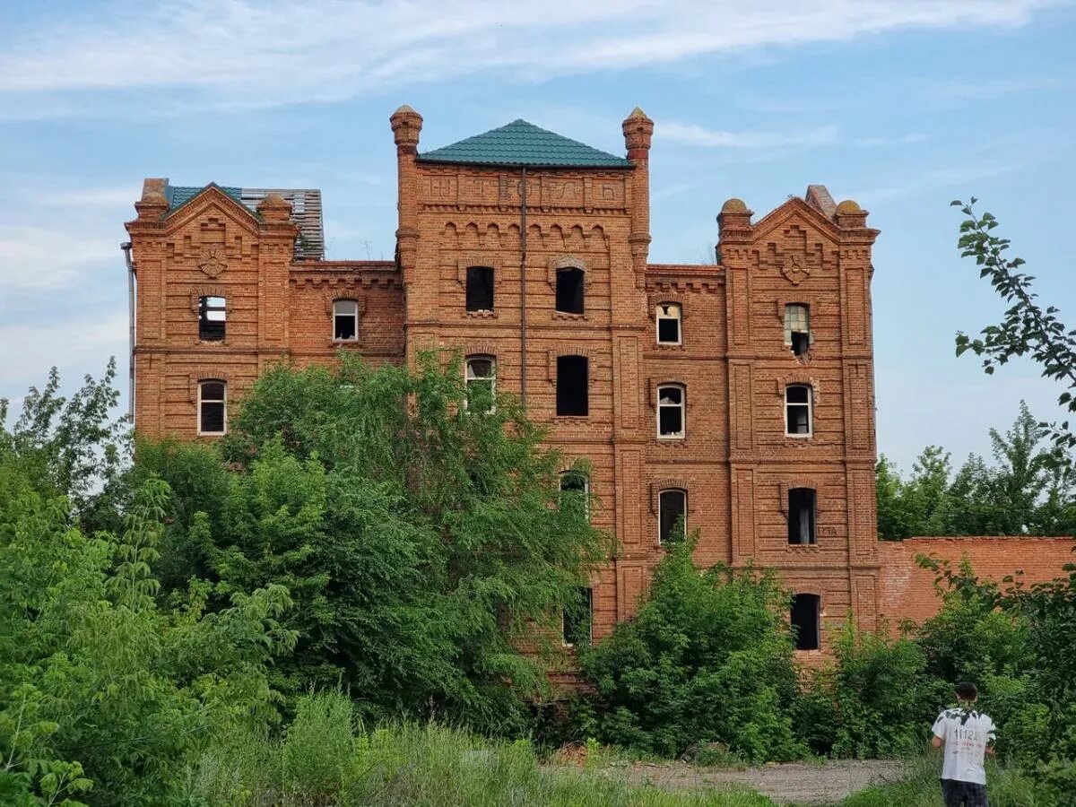 Замок в энгельсе. Мельница Штоль. Заброшенная мельница Энгельс. Мельница Штоль Энгельс. Заброшенная паровая мельница Штоль.