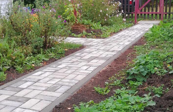 Дорожки на даче из тротуарной плитки. Красивые дорожки из тротуарной плитки. Плиточное мощение садовой дорожки. Садовая дорожка из тротуарной плитки. Дорожки из плитки на даче.