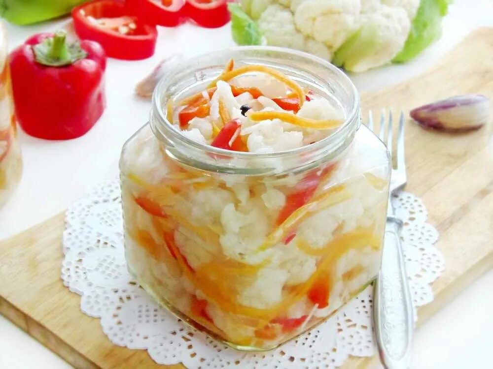 Маринованная капуста рецепт на зиму хрустящие. Маринованная цветная капуста. салат с цветной капустой на зиму. маринованная цветная капуста на зиму. маринад для цветной капусты на зиму.