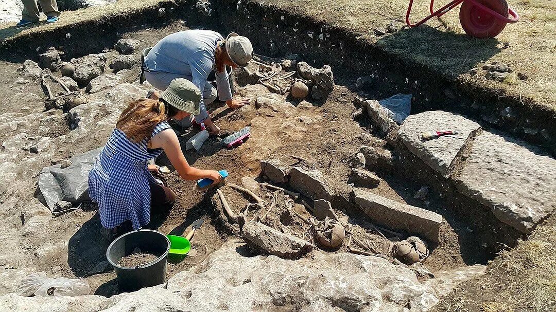 Раскопки кургана погребения воинов. Археологические находки. Археологические находки. Археологические раскопки. Древние археологические раскопки.