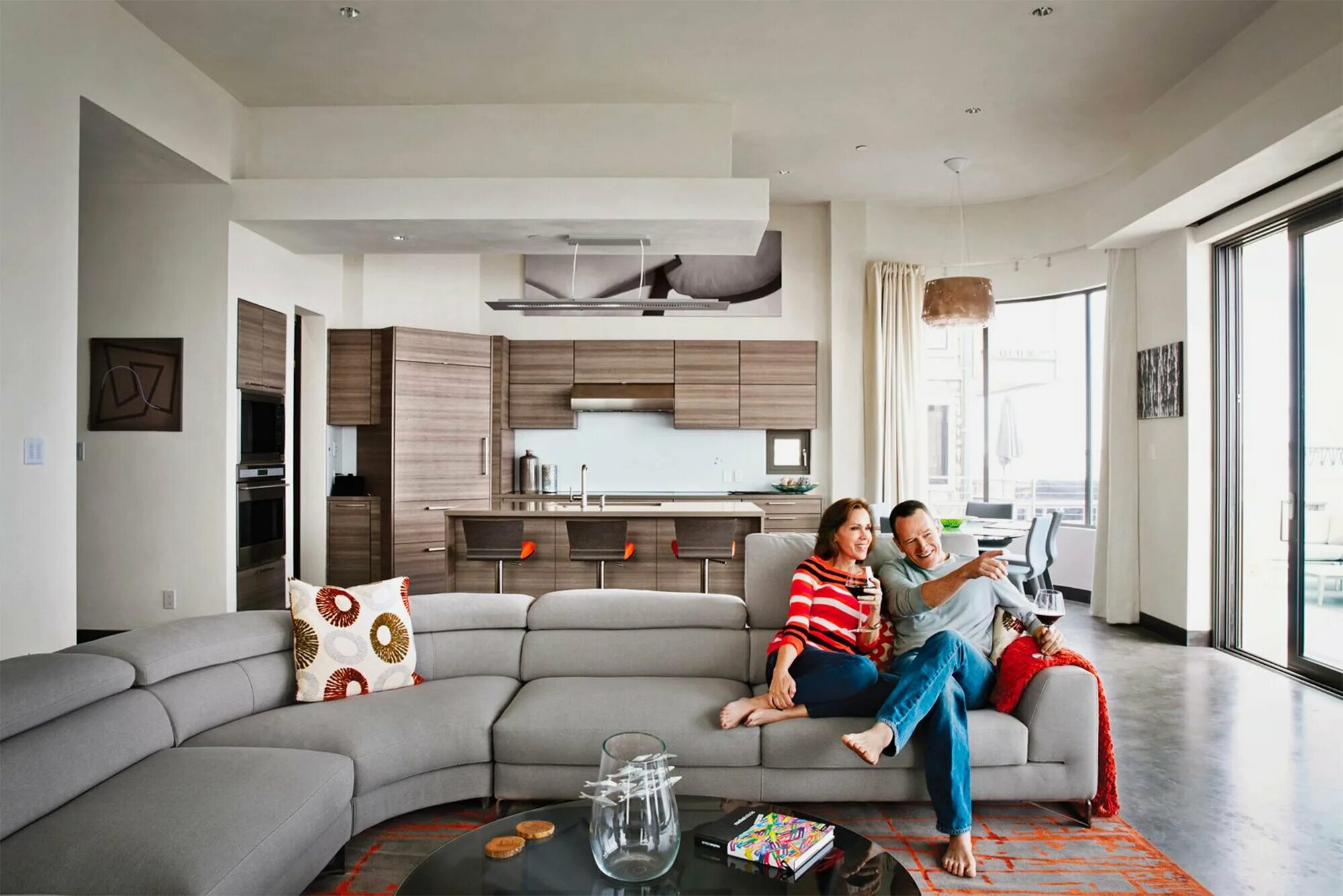 мест в обстановке в них. уютная гостиная. мест в обстановке в них. люди в новой квартире. дом брайана в лесу.