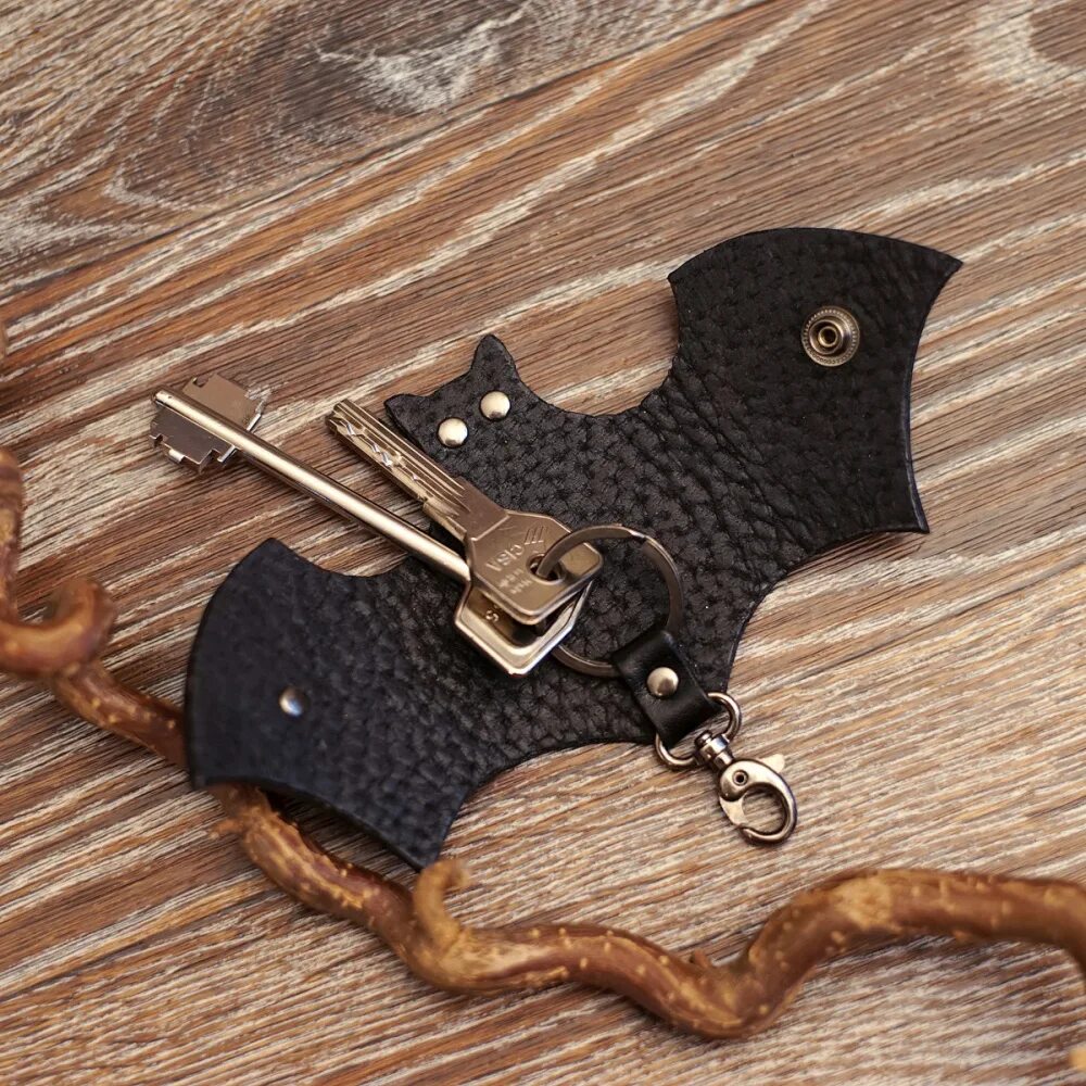 Ключница летучая мышь. Ключница кожаная летучая мышь. Ключница летучая мышь бэтмен. Ключница летучая мышь. Ключница мышка из кожи.