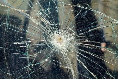 Днем стекло разбито ночью вставлено