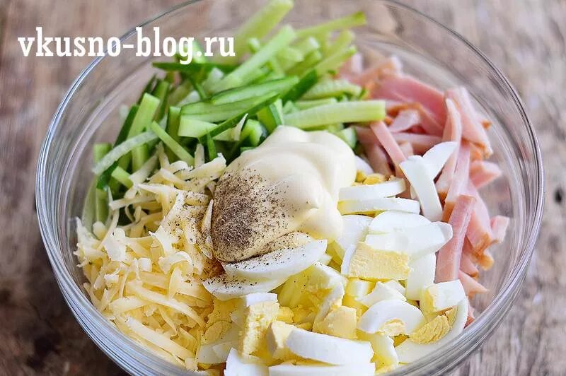 Салат с ветчиной и сыром и огурцами и яйцом. Салат нежность с ветчиной и огурцом и сыром и яйцом. Салат нежность с ветчиной и огурцом. Салат нежность ветчина сыр.