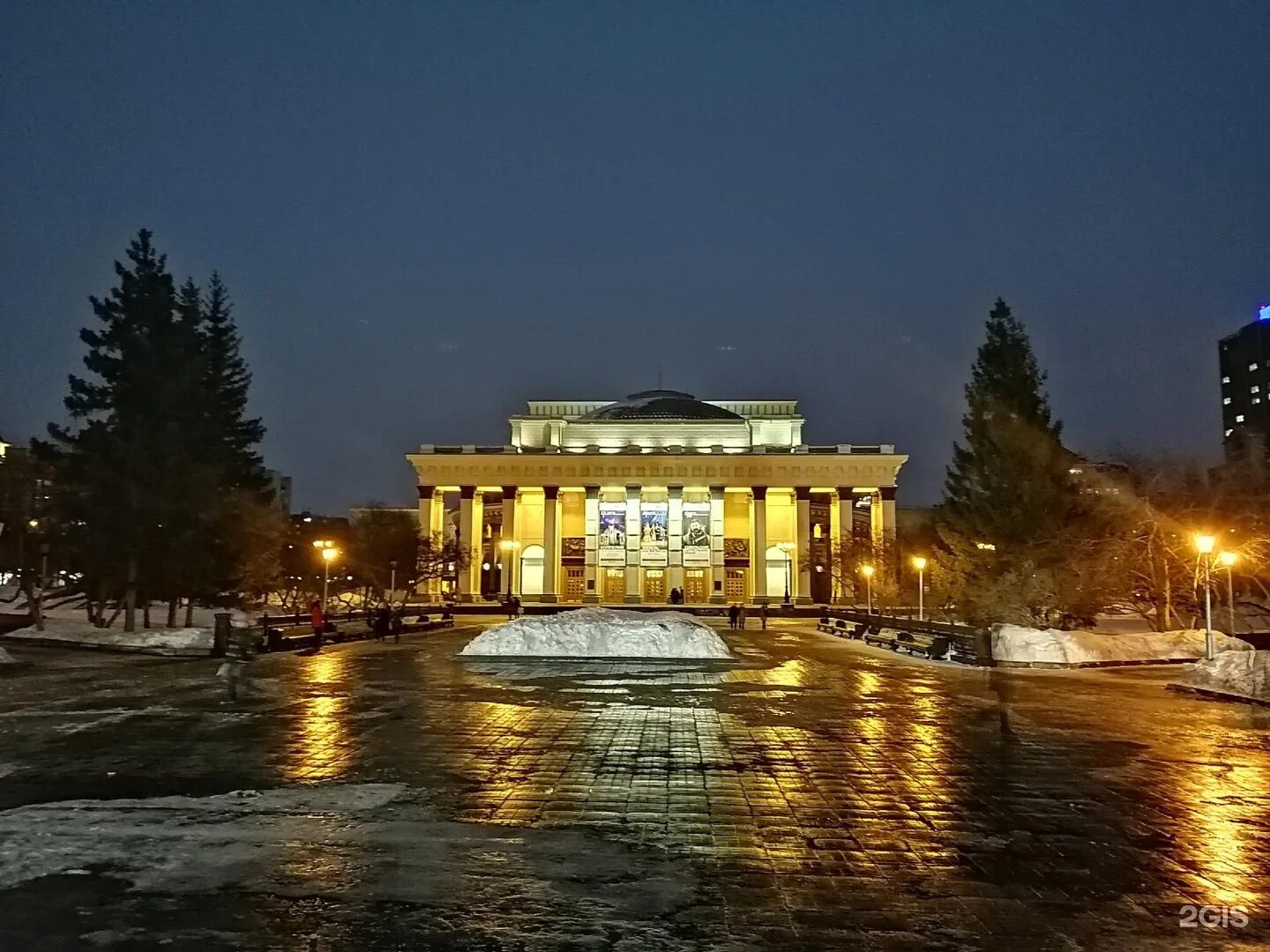 Новосибирские государственные театры. Красный проспект Новосибирск театр. Оперный театр Новосибирск. Новосибирск красный проспект 36 Новосибирский театр оперы и балета. Новосибирский театр оперы и балета елка.